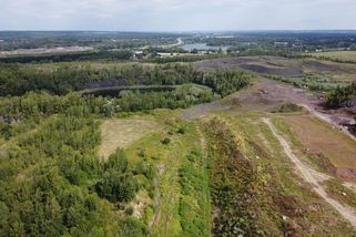 Firma se brání v kauze hořící haldy: Má 14 posudků, inspekci vytýká neodebrání vzorků